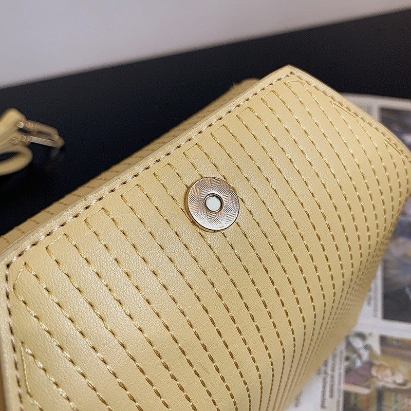 detalhe bolsa elegante feminina