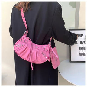 modelo com bolsa feminina rosa